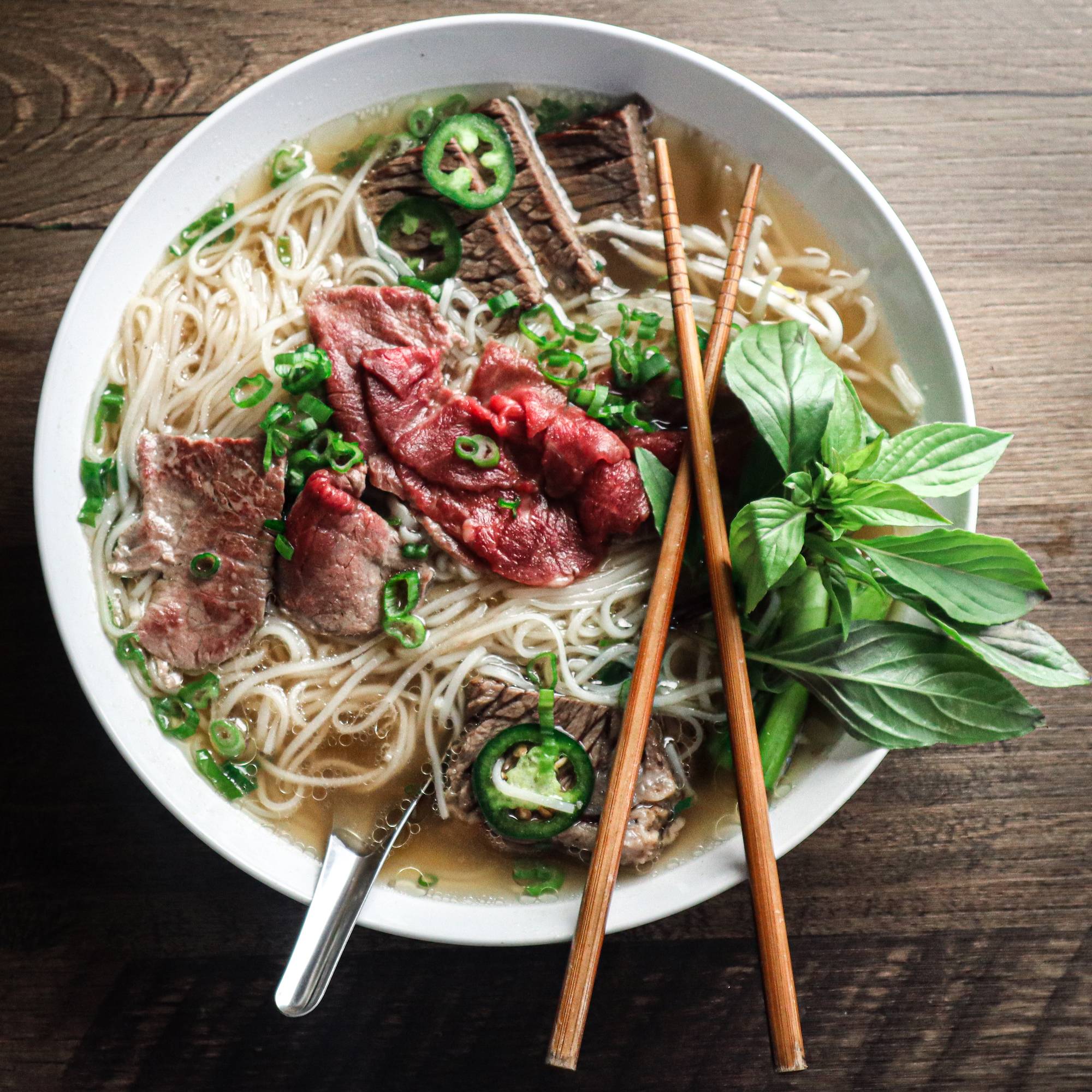 Ăn phở có béo không? Những lưu ý giúp bạn ăn bún mà không lo béo